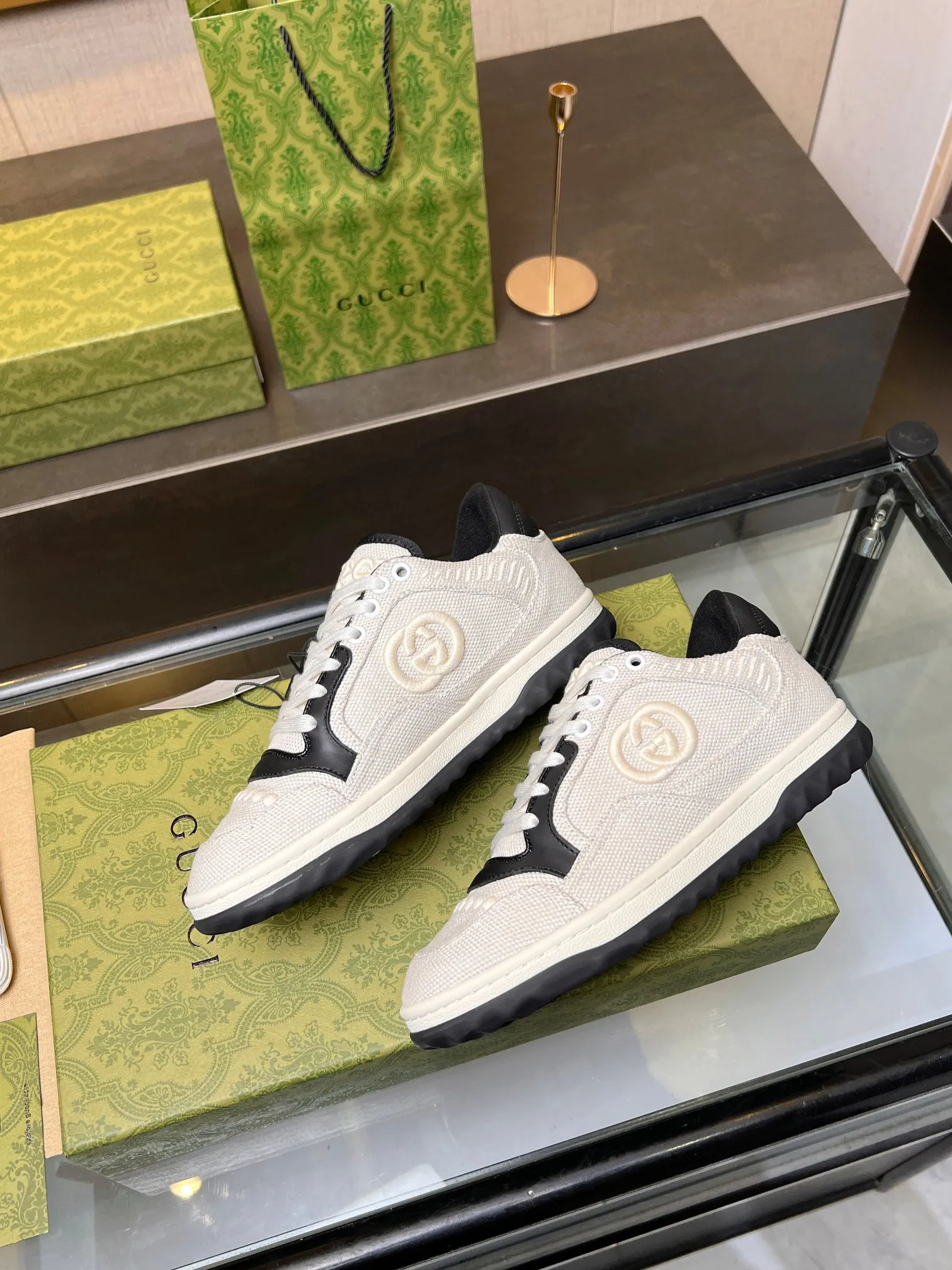 👟👟Ex-factory price 520👟👟 Top version, full styling effect, instant sales of the common practice of soft treading in the market, 💣💣💣Gucci2023 early spring Gucci G home latest hot style MAC80 sports shoes couple style casual retro distressed dirty shoes small dirty shoes small white shoes🌸🌸🌸 original purchase and development Production Gucci MAC80 new hot-selling series. The exquisite and compact interlocking double G logo romantically interprets the aesthetic concept of this series. Made of off-white leather, ▪️Material: original customized imported first-layer cowhide ▪️Inner lining: original customized imported breathable mesh ▪️Outsole: original molded two-color TPU outsole ▪️Sole thickness: 3CM ▪️Size: women's 35-40 / men's 39-45